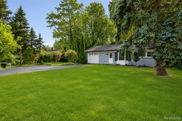 648 S Cass Lake Road, Waterford, MI 48328