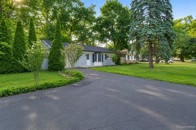 648 S Cass Lake Road, Waterford, MI 48328
