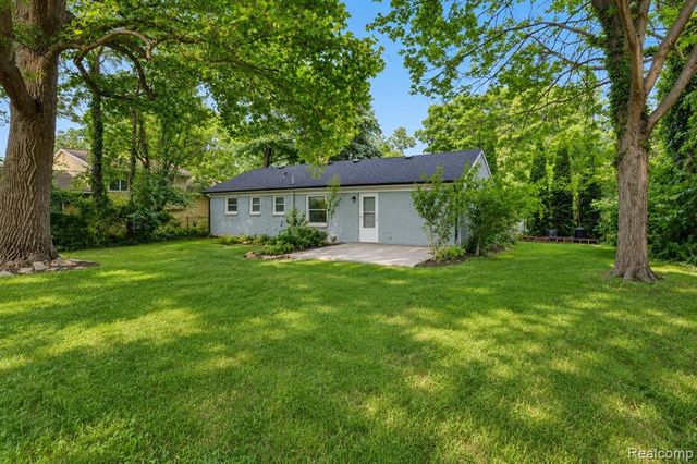 648 S Cass Lake Road, Waterford, MI 48328