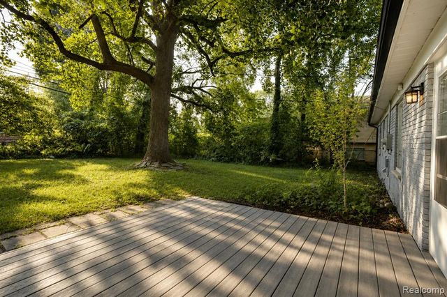 648 S Cass Lake Road, Waterford, MI 48328
