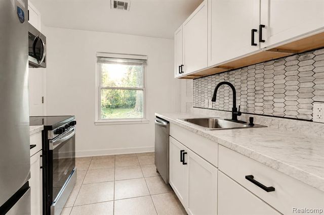 648 S Cass Lake Road, Waterford, MI 48328