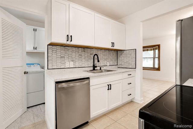 648 S Cass Lake Road, Waterford, MI 48328