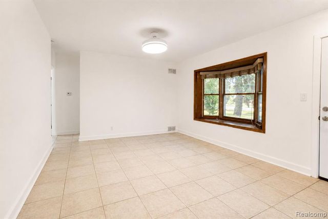 648 S Cass Lake Road, Waterford, MI 48328