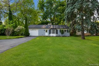 648 S Cass Lake Road, Waterford, MI 48328