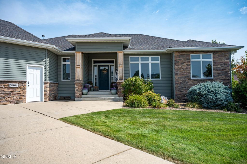 3801 Horizon Place, Bismarck, ND 58503 photo 2