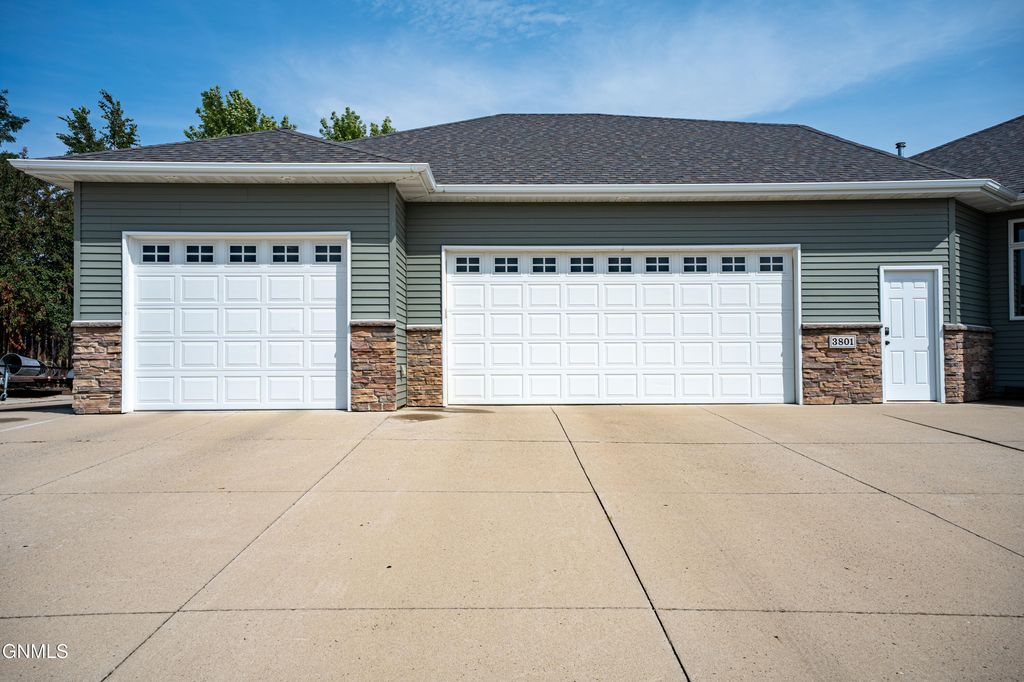 3801 Horizon Place, Bismarck, ND 58503 photo 3