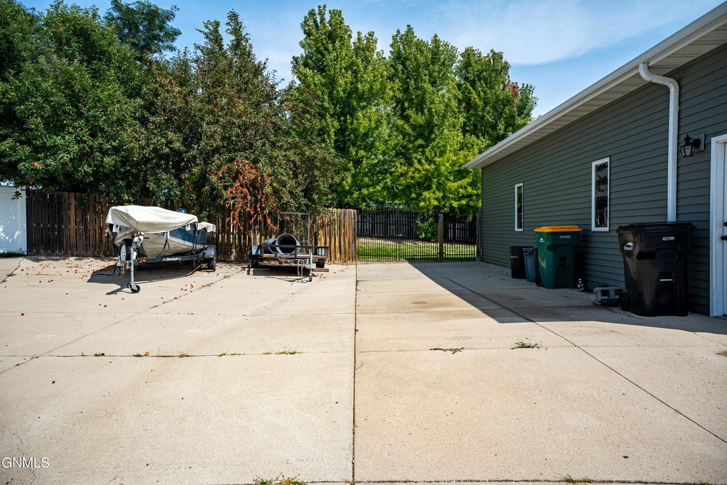 3801 Horizon Place, Bismarck, ND 58503 photo 4