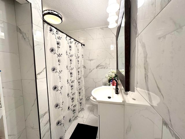 2425 Randolph Street, Waterloo, IA 50702