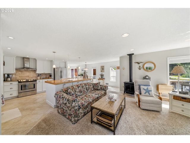 610 S ANCHOR St, Rockaway Beach, OR 97136
