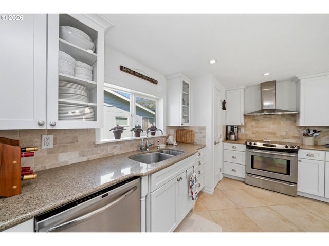 610 S ANCHOR St, Rockaway Beach, OR 97136