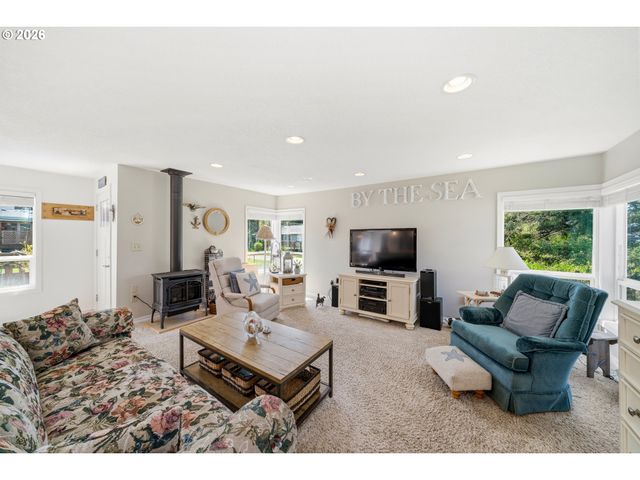 610 S ANCHOR St, Rockaway Beach, OR 97136