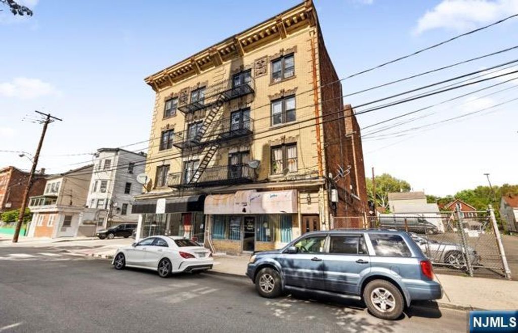 220 3rd Street 15, Passaic, NJ 07055