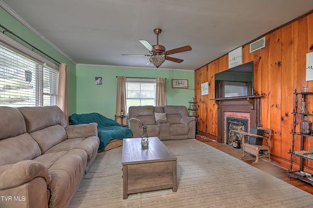 1421 Bishoptown Road, Duffield, VA 24244