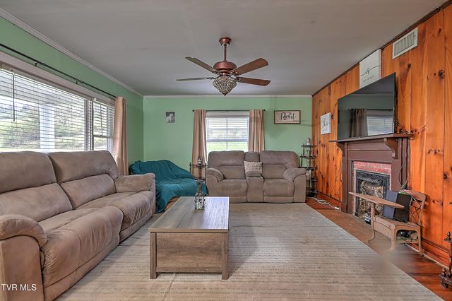 1421 Bishoptown Road, Duffield, VA 24244