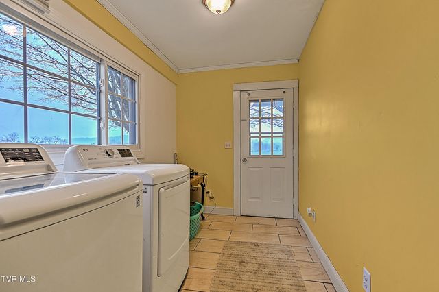 1421 Bishoptown Road, Duffield, VA 24244