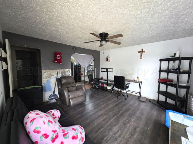 1200 E Kingsmill Avenue, Pampa, TX 79065