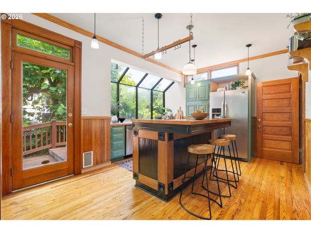 2425 Nw JOHNSON St, Portland, OR 97210