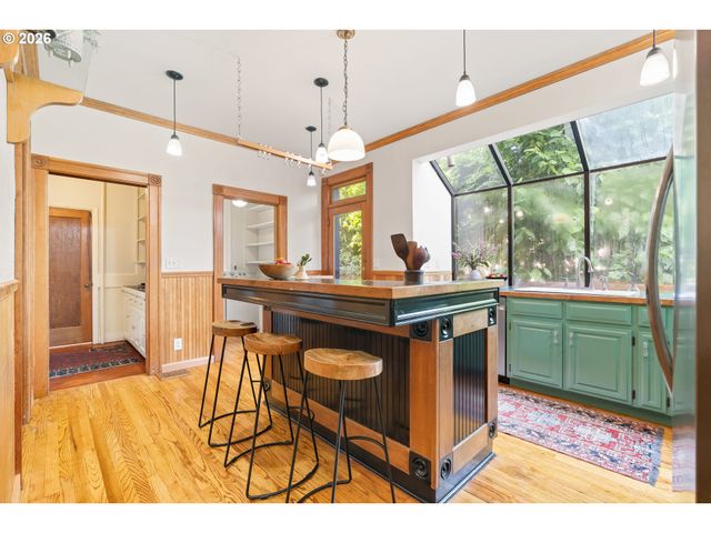 2425 Nw JOHNSON St, Portland, OR 97210