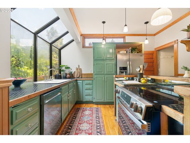 2425 Nw JOHNSON St, Portland, OR 97210