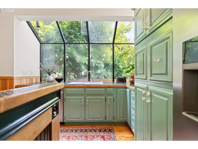 2425 Nw JOHNSON St, Portland, OR 97210