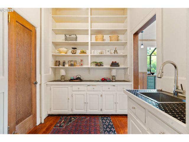 2425 Nw JOHNSON St, Portland, OR 97210