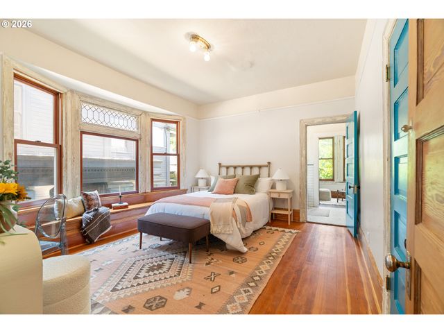 2425 Nw JOHNSON St, Portland, OR 97210