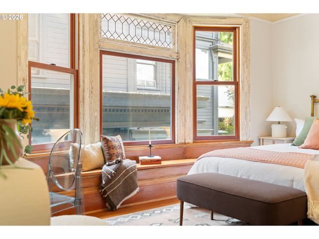 2425 Nw JOHNSON St, Portland, OR 97210