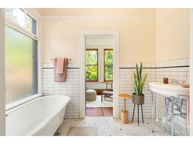 2425 Nw JOHNSON St, Portland, OR 97210