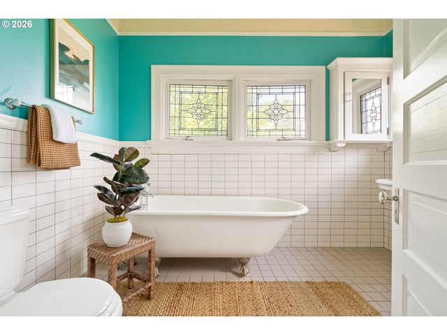 2425 Nw JOHNSON St, Portland, OR 97210