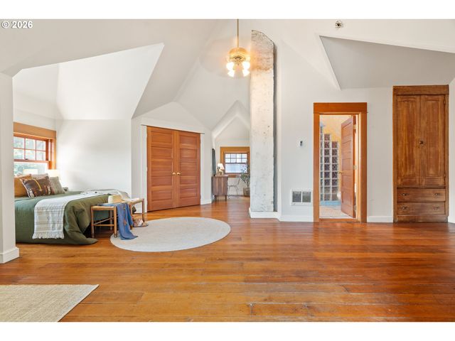 2425 Nw JOHNSON St, Portland, OR 97210