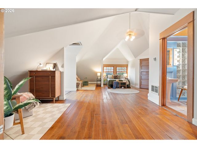 2425 Nw JOHNSON St, Portland, OR 97210