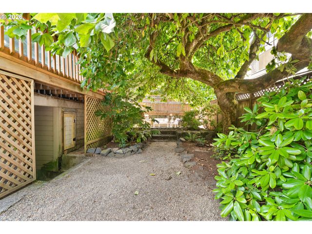 2425 Nw JOHNSON St, Portland, OR 97210