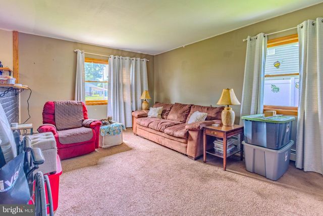 6 GAMEWOOD RD, Levittown, PA 19057