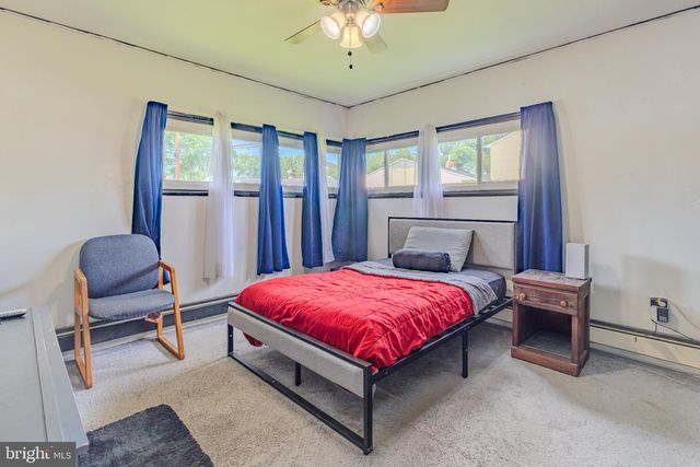 6 GAMEWOOD RD, Levittown, PA 19057