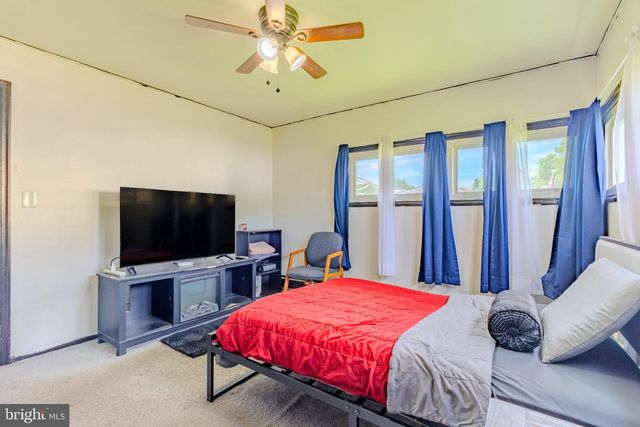 6 GAMEWOOD RD, Levittown, PA 19057
