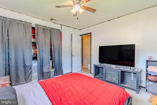6 GAMEWOOD RD, Levittown, PA 19057