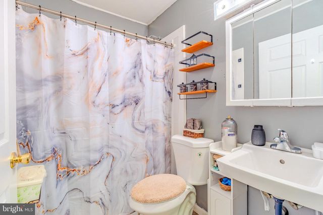 6 GAMEWOOD RD, Levittown, PA 19057