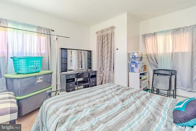 6 GAMEWOOD RD, Levittown, PA 19057