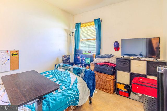 6 GAMEWOOD RD, Levittown, PA 19057
