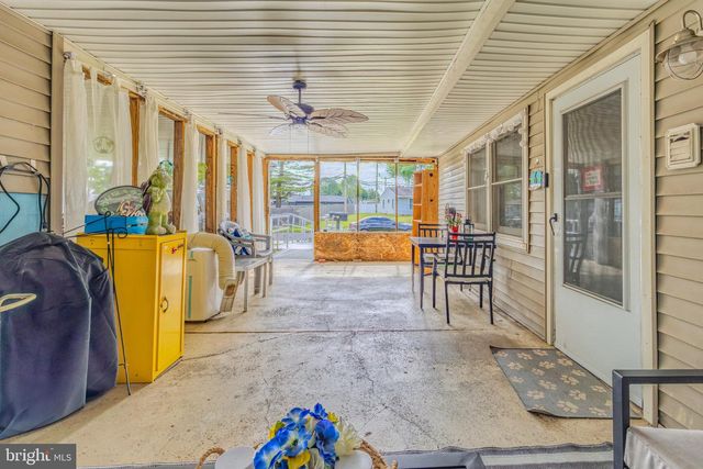6 GAMEWOOD RD, Levittown, PA 19057