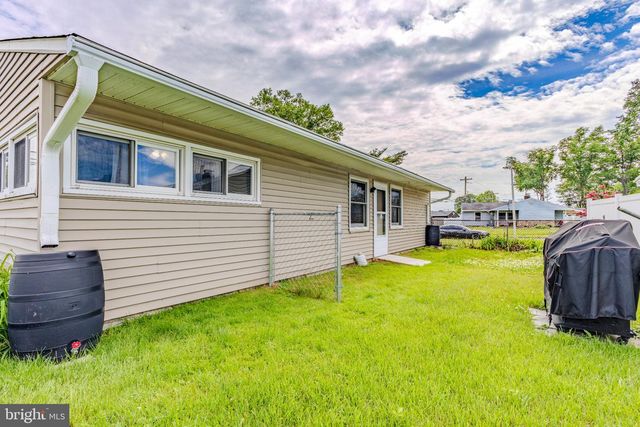 6 GAMEWOOD RD, Levittown, PA 19057