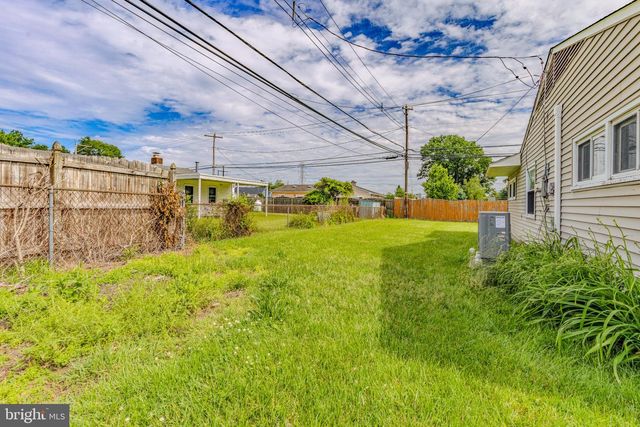 6 GAMEWOOD RD, Levittown, PA 19057