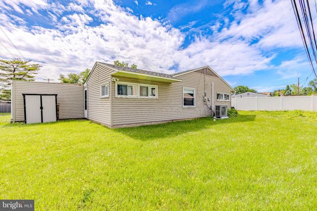 6 GAMEWOOD RD, Levittown, PA 19057