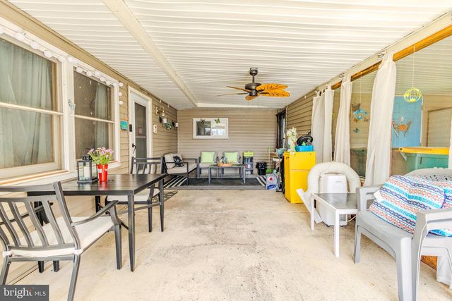 6 GAMEWOOD RD, Levittown, PA 19057