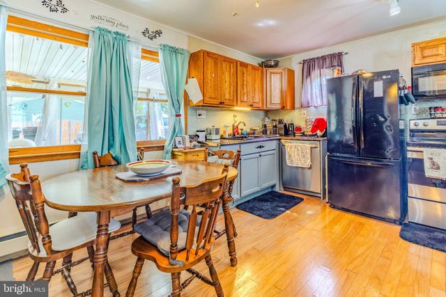 6 GAMEWOOD RD, Levittown, PA 19057
