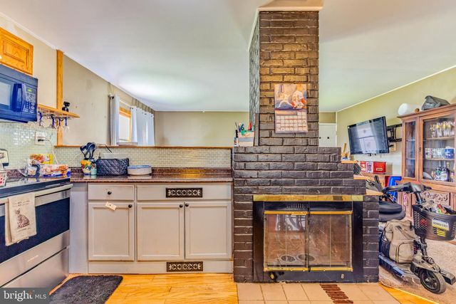 6 GAMEWOOD RD, Levittown, PA 19057