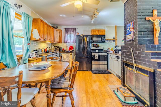 6 GAMEWOOD RD, Levittown, PA 19057