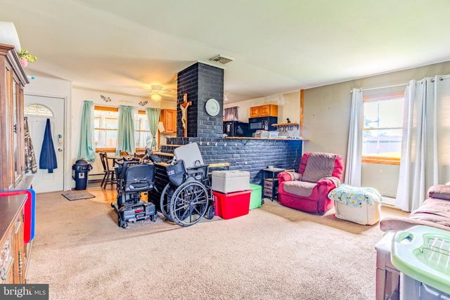 6 GAMEWOOD RD, Levittown, PA 19057