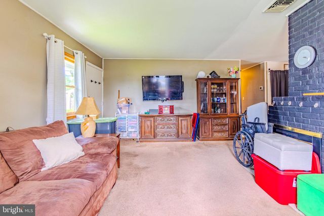 6 GAMEWOOD RD, Levittown, PA 19057