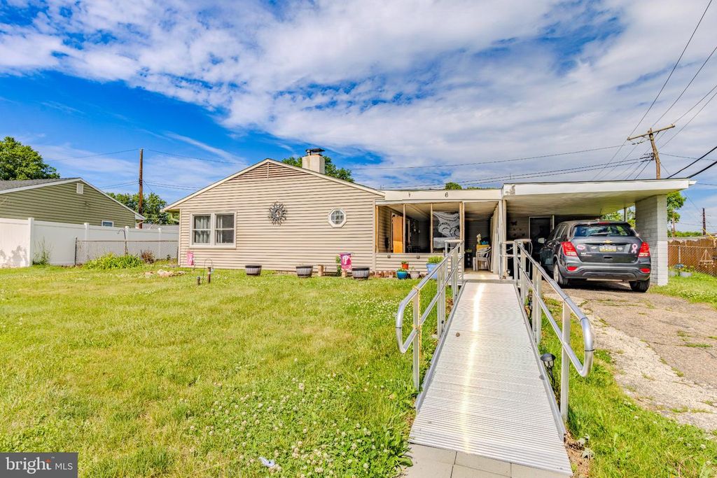 6 GAMEWOOD RD, Levittown, PA 19057